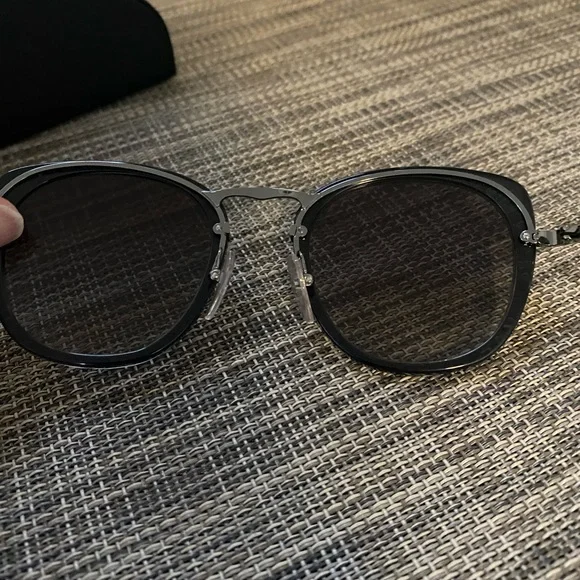 EUC PRADA SUNGLASSES w/CASE CLASSIC STYLE